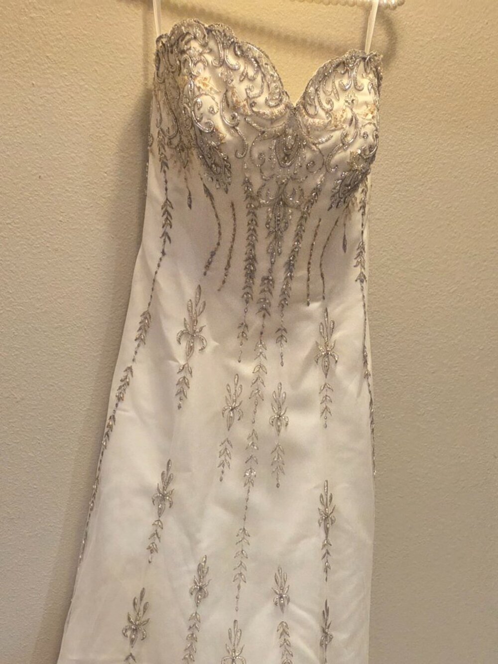 Beautifil XS elegant white strapless wedding gown featuring sweetheart neckline